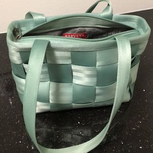 Harvey’s seatbelt bag medium tote in MINT
